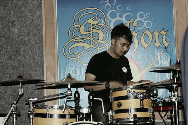 Musician | Drummer of  @bandtifosi  | Event Organizer | songwriter | musician | barista | Cp line or call : 082348077066 |