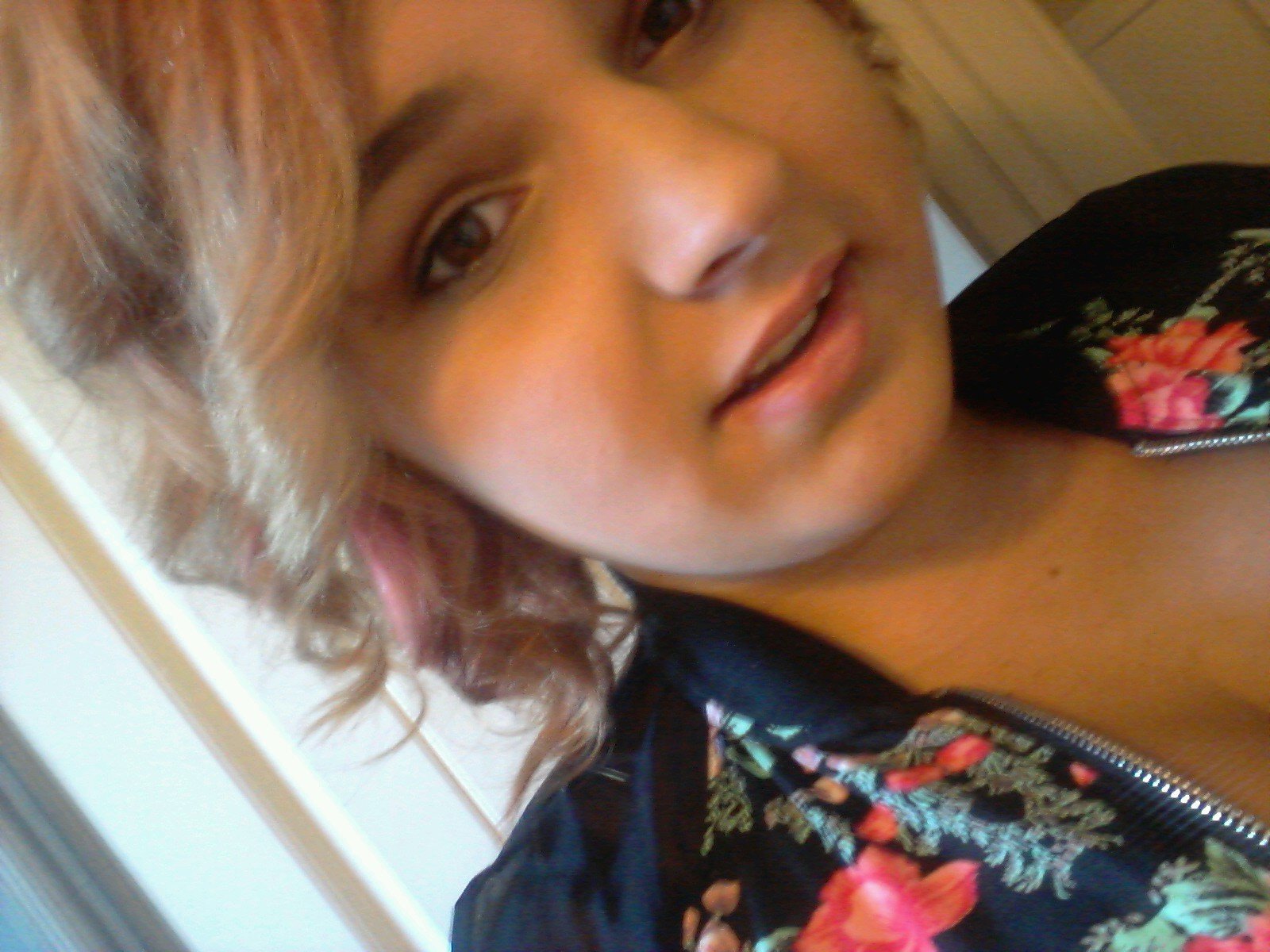 Hai guys. Uhm. I love you.3 I live in utah. I-i have a fish named kashi.(: Its cute(:
