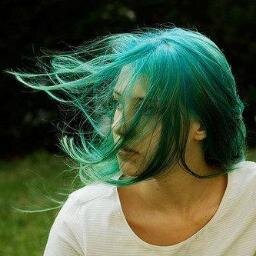 Amante de la lectura, del rock, los tatuajes, los animales y los chicos malos. La unica forma de ser libre es no amando a nadie.