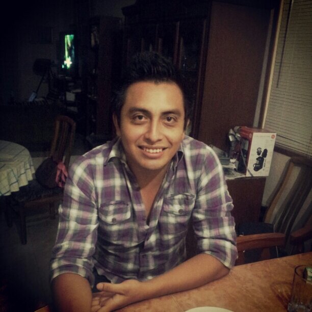 Un gran necio, un estupido, egoista y caprichoso, un payaso, inconciente y presumido.