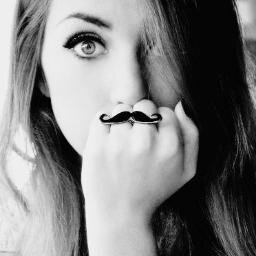 Un giorno mi specchierò nei vostri occhi Un giorno potremmo condividere una risata Un giorno potrò dire di avervi incontrato tra le lacrime,basta crederci - me