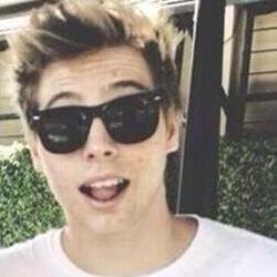 Luke Hemmings||17||singer||single||la mia cher❤||ariana è la mia dolce vaniglina♡||. #prggdr
