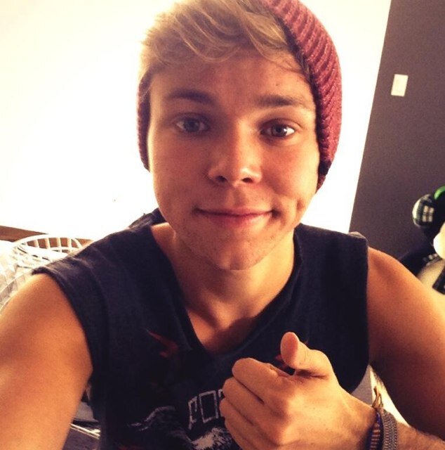 hello beautiful, @weyheymahone here.  just wanted to remind you that ash loves you so much..and i promise you, one day you and i will have our ashton follows :)