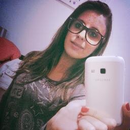 Apenas uma garota com a alegria de uma criança;
a malícia de uma adolescente;
e sentimentos de mulher..! Amo de mais meu Namorado Leonardo sz