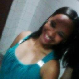 Uma pessoa que se resume em poucas palavras que são:Aquela que sonha ser Feliz no seu mundo*--*