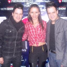 A noite cai e o meu sonho é vc, dizer te amo já tá virando clichê, mas eu tô repetindo pra vc saber, que eu adoro amar vc ♪♫ @JNeFoficial