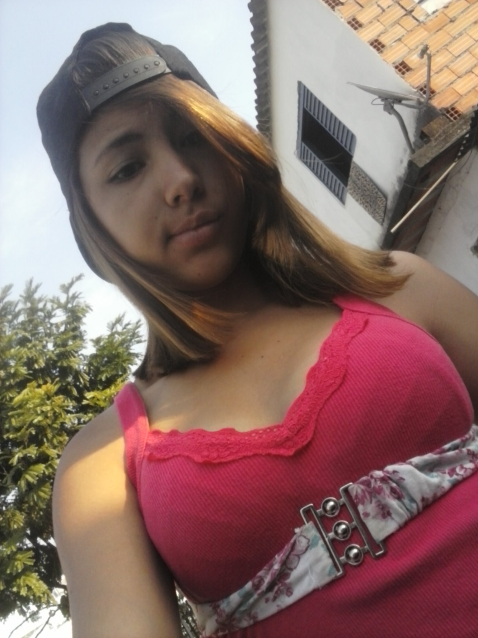 Sou engraçada,romântica,brincalhona e amigável ;)
Segue ae se quiser saber mais