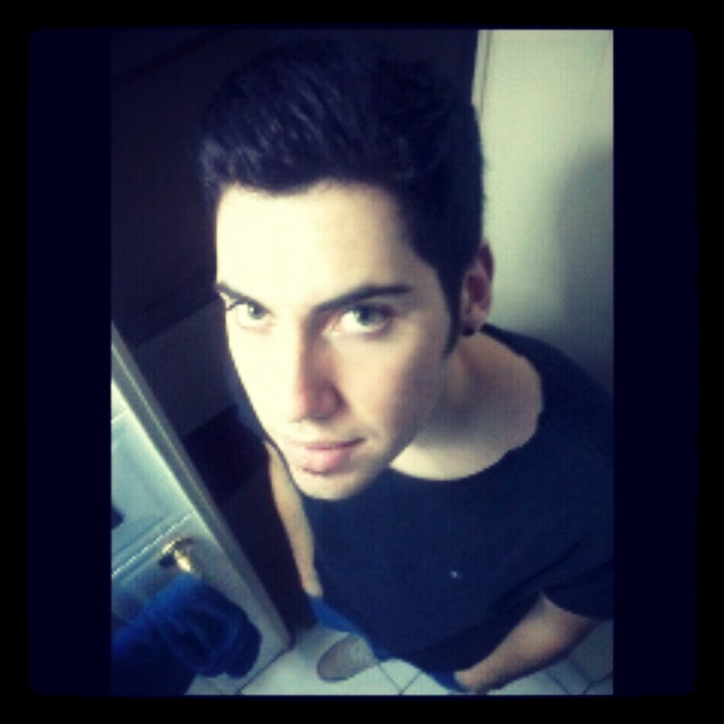 Hola! Soy un géminis de 20 años, futbolero, ciclista, amante de la música y el deporte, honesto, como mucho y no engordo, tranquilo, pero de poca paciencia :)