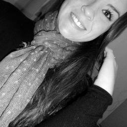 Sorriso de menina, sempre com a mão no cabelo♫