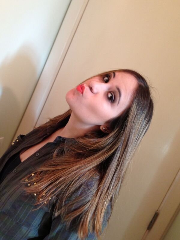 Geek Girl, 22 anos, ex estudante de obstetrícia e futura estudante de editoração! Amo²  livros,música, teatro, cinema e meus amigos/as e é isso que me guia! :)