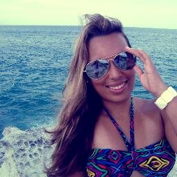 Apasionada por el diseño y lo abstracto, amante de la poesía, Con sueños y metas por cumplir, Futura licenciada en Comunicación Social.