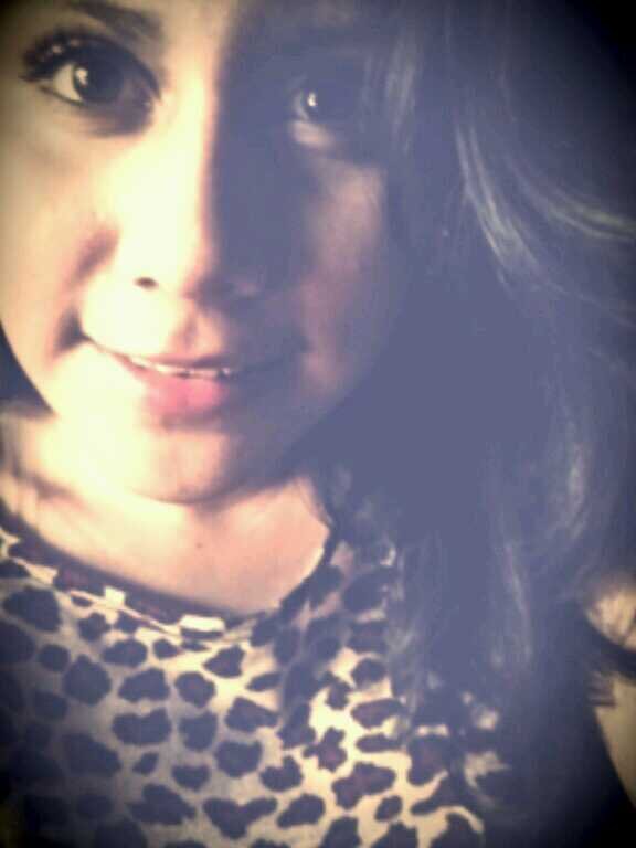 -'Una mujer bella, sólo necesita su sonrisa. Una mujer seductora, sólo necesita su mirada. Una mujer inteligente, sólo necesita de si misma♥! sigeme &' te sigo