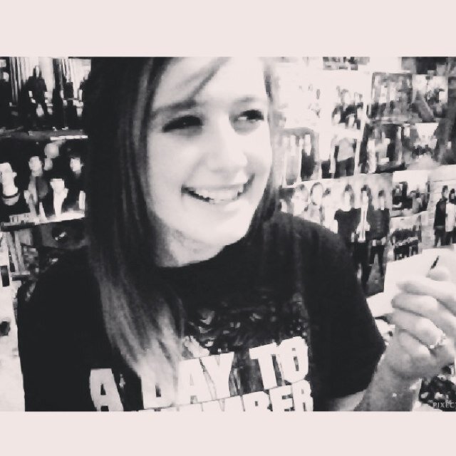 I'm Ellennor.. I like heavy music, tea, cats and food. Pizza, tattoos, piercings, 5 Seconds of Summer. @Elly_catt follow my other account my lovely