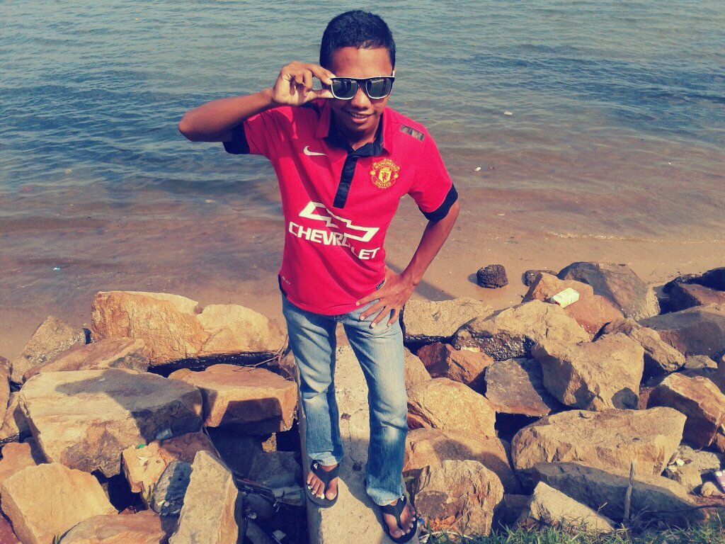 Hi Guys ! My name is Muhammad Syafiq .. 16 y/o .. study at SMK Taman Molek,Johor Bahru .. Follow my twitter and I will follow back .. :)