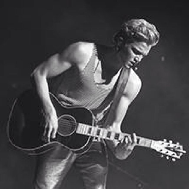 I made a new account!!! I LOVE CODY I WISH HE'D FOLLOOW MEEE :'(
