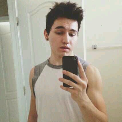 hi you just got a free follow now go thank @youtubersfeel and @kitkatcaylen :)
