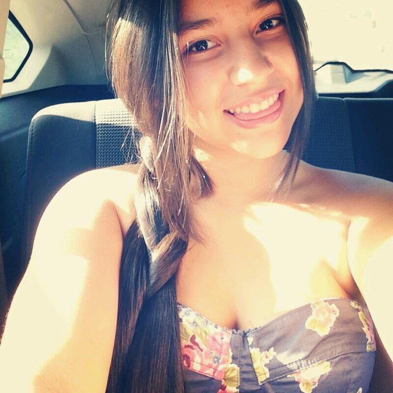 me rio por cualquier cosa, soy dormilona, me enojo siempre, soy bipolar, no tengo ojos claros:( no soy perfecta.