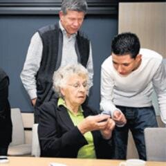 Jongeren maken ouderen iets wijzer op het gebied van mobiele telefonie en social media. Ook worden er tablet en e-book cursussen gegeven!