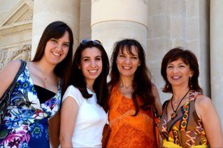 La Scuola di Musica Nino Cirinnà, diretta dal Maestro Mariuccia Cirinná, é il punto di riferimento per chi vuole far musica nella provincia di Siracusa.
