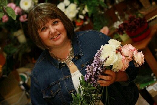 trying make each day happier and prettier with flowers, gifts, & home decor. Florist and retailer in Laurens, Iowa 
Owner &  Designer - Julie Wurr