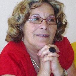 Mujer, viuda, 66 años, estudios superiores, y estoy haciendo mis pinitos delante de un ordenador.
