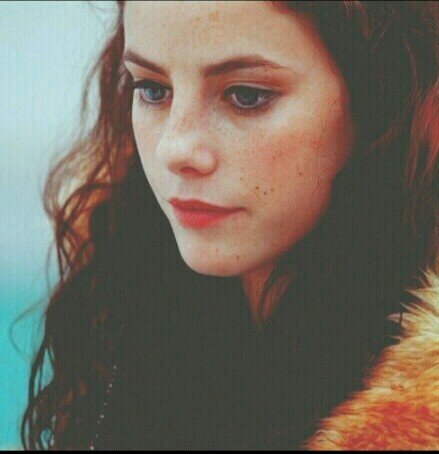 Joven bastarda, mujer fuerte y bella. Aprendiz de joyero, huyendo lejos, su maestro no la ha tratado bien. #SpanishFakeWesteros