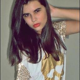 Eu não sou uma garota, nem ainda uma mulher! Tudo que eu preciso é de tempo, um momento que é  meu. Enquanto estou no meio!