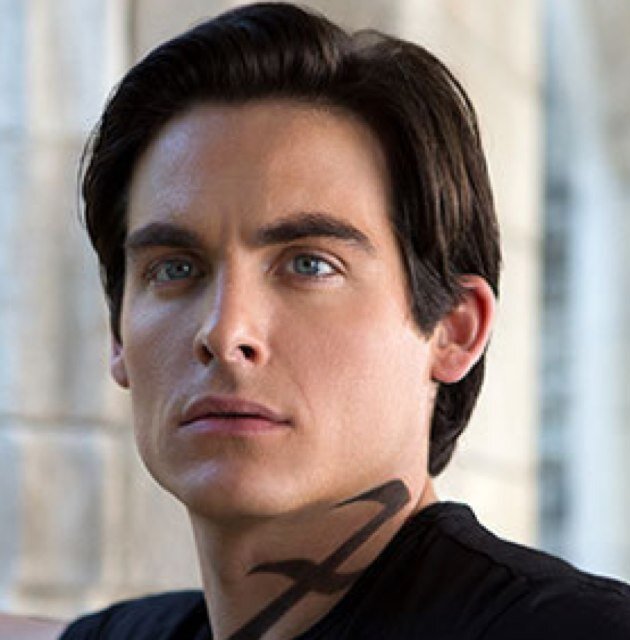Hermano de Izzy lightwood, Parabatai de Jalec #Malec Casado felizmente con Magnus. Las runas para el corazon roto son las mas dificiles de soportar
