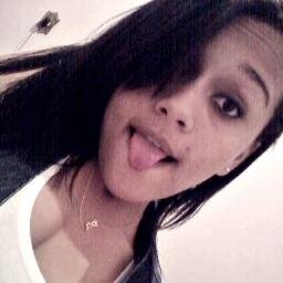 Eu sou aquela menina que deixou de acreditar em conto de fadas mais que ainda acredita em um final feliz... ;-)