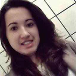 Sou forte e aprendo com meus erros. 
Pois é, me orgulho de mim mesma, porque mesmo com todos os problemas, continuo aqui... Intacta e feliz!