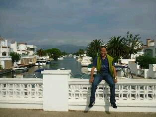 arquivaro's profile picture. No sentí miedo, sentí que era imposible y quizás descortés revelarle a ella que era un fantasma, un hermoso fantasma... Jorge luis borgues