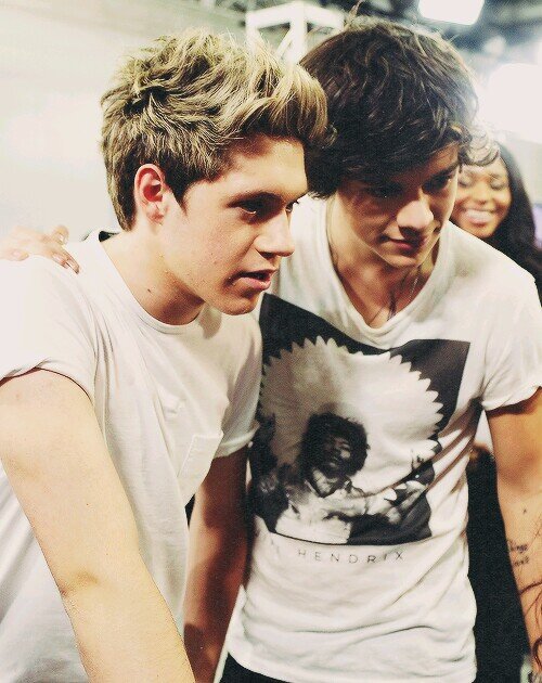 FOLLOW @fabulousnarry_ BECAUSE SHE GAVE YOU A FREE FOLLOW, SHE FOLLOWS BACK, PROMISE!!