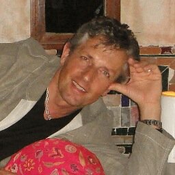 Art dealer and gallery owner
We show contemporary international fine art, sculpture and paintings.
