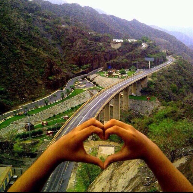 ‏#..ليس كل ما تحبـ يسعدكـ وليس كل ما تكره يحزنكـ فالسكين رغم نعومة ملمسها الا انها تجرح والدوآء رغم مرارة طعمه الا انه يشفيكـ