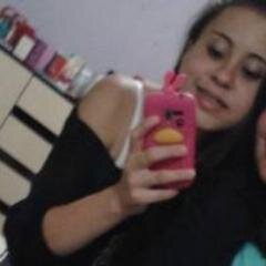 ... Ela é gata , dlç de fazer pira ela bota pra quebra .. a rainha do baaile em qualquer lugar fais a masa delira , ela brilha mais que estrela do céu .. (8' :D