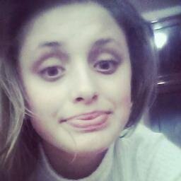 Sou de dar risada, amo minha familia e acredito em amor a primeira vista,amo falar em publico,curto ver filme,amo nutella,brigadeiro,doritos haha ;3
