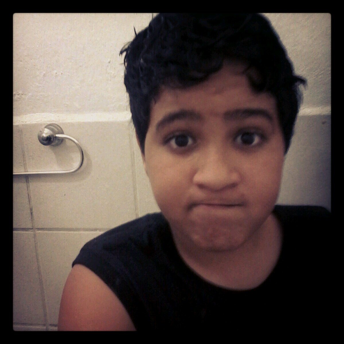 12 anos, hetero, solteiro, fofo, feio, amo chocolate e coca cola. sou feio mas sou legal, me segue ? sigo de volta *-*