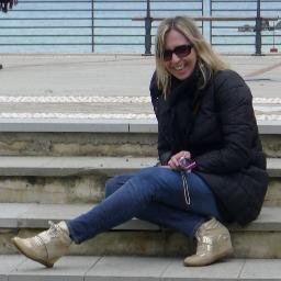 Adoro a vida e sou feliz com as coisas simples que ela proporciona. Prezo a minha liberdade, mas isso ñ significa que ñ me prendo às pessoas!