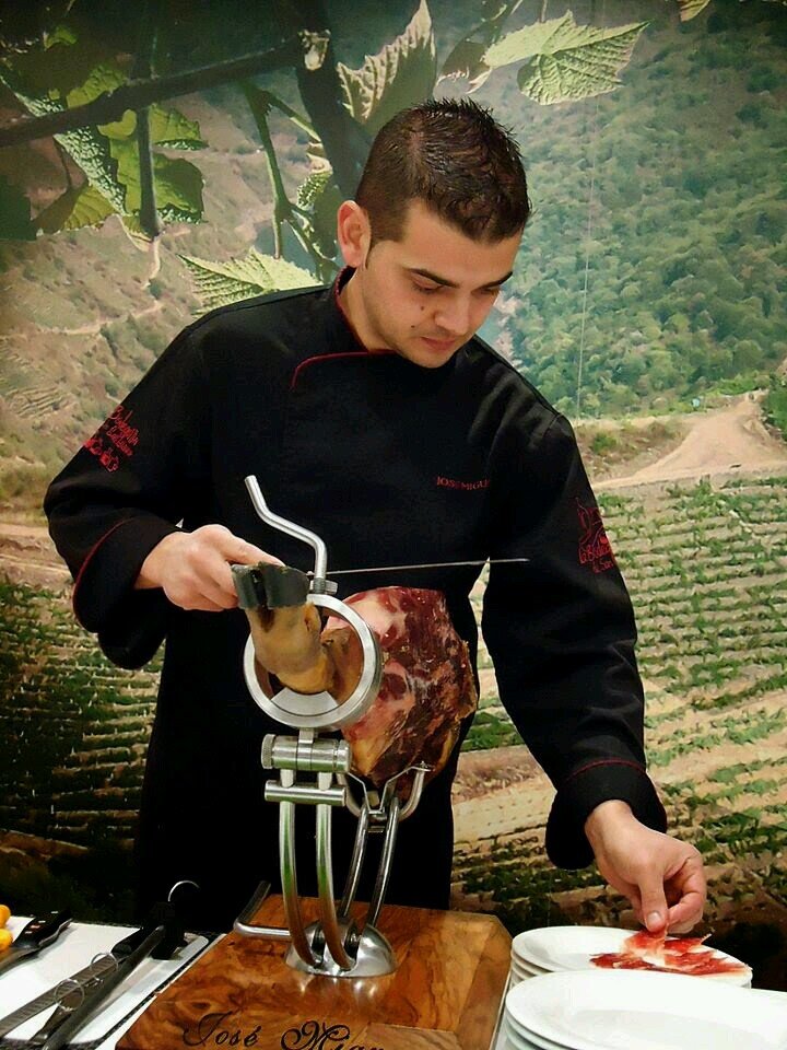 #CortadordeJamon . Campeon Gallego 08-09-11, 2° Premio Campeonato Gallego de #Maitre 2012, 1°Premio Concurso de Cortadores de Jamon #DehesadeExtremadura 2015