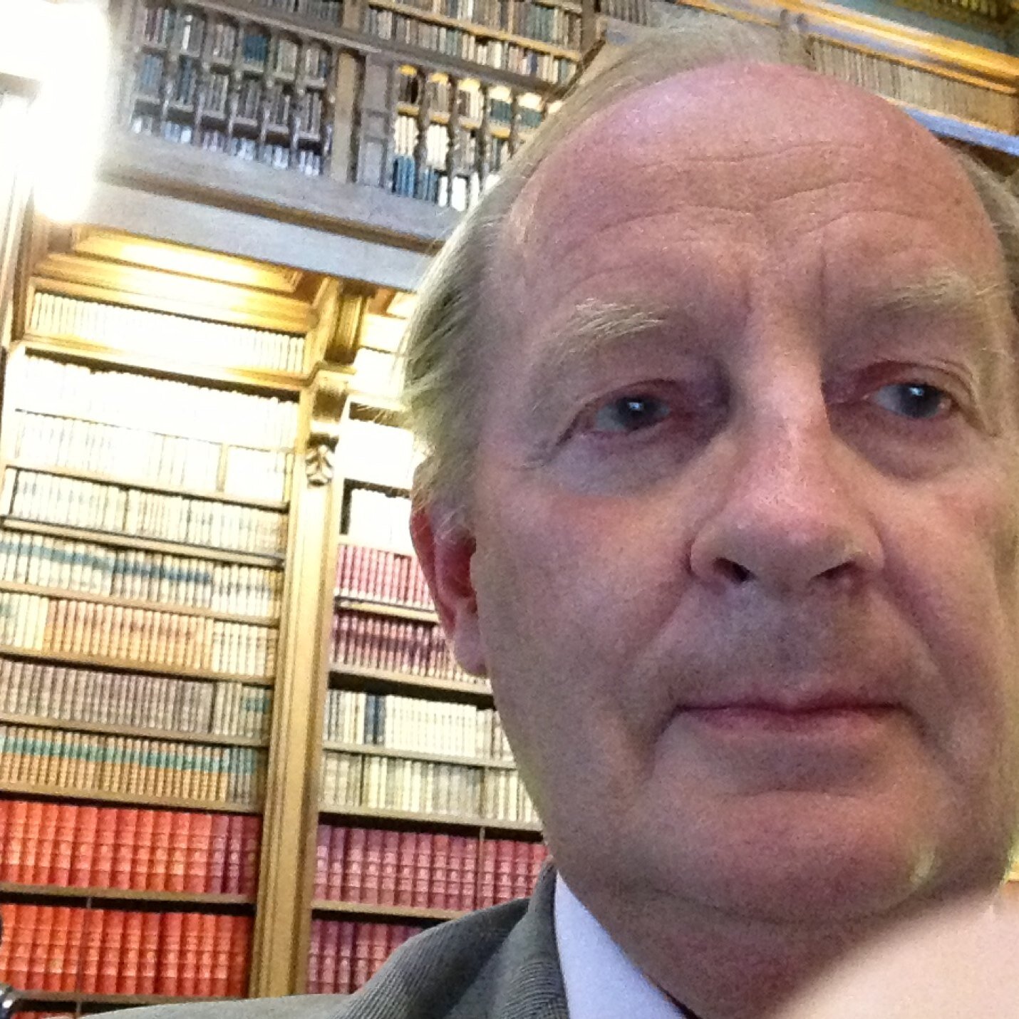 Ancien député gaulliste du Pas de Calais. Ancien Iga au ministere de l 'intérieur. Consultant. Président de Agir pour la démocratie directe. Écrivain