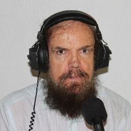 Director del programa radiofónico La Luna Sale a Tiempo Radio, que se emite en directo en Ràdio Klara (Valencia), y en diferido en otras emisoras españolas.