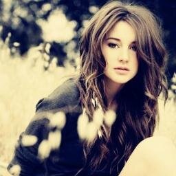 19 years old. Fan of: Tolkien, Paolini, Harry Potter, Dr.House, Sherlock, Street Dance, Sanctuary... I like music, dancing and books. Writer of: @Callastel