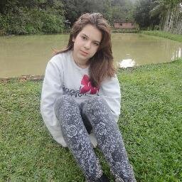 Uma alma morta e um corpo com os sinais da guerra...Não busco a felicidade porque acho  impossível ser feliz  mais busco esperança que um dia tudo se resolva...