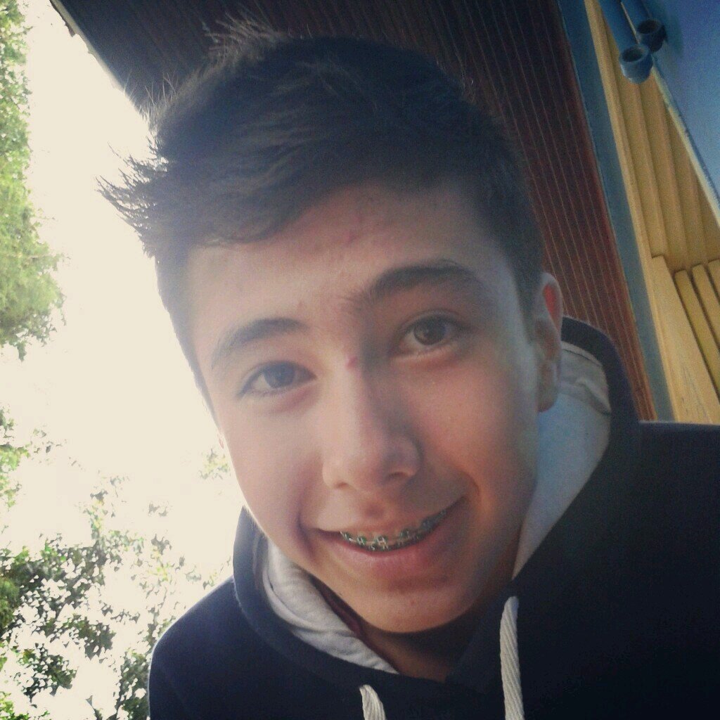 Filho de Deus,  Santista Fanático, Taekwondista, CoD&FIFA 3! Quer saber mais? Segue aee ;)