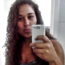 Pernambucana, Recifence, Pisciriana, RUBRO NEGRA, Solteira, Trabalhando, Estudando, e muito FELIZ!!! Algo mais?