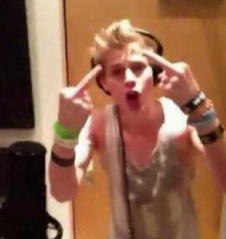 Don't follow back here, follow @chaseyour5sos (I'll follow you back wow loads of follows for you)