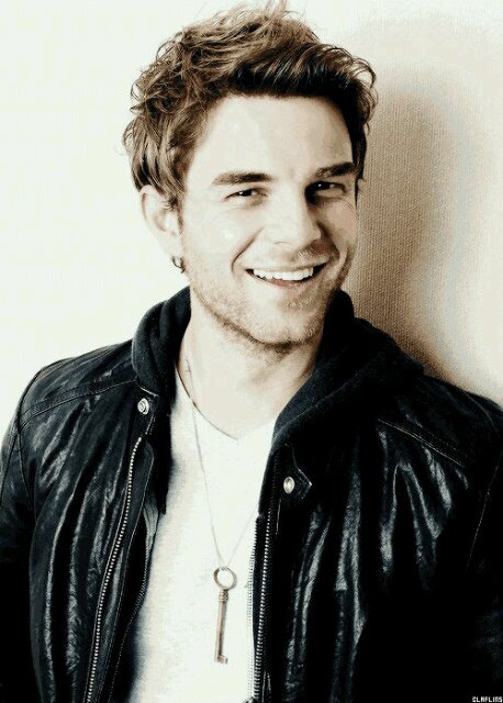 The mask upon my face, forcing you to stare into my eyes, is only the opposite face you wish to see. Hi, I'm Kol{RP•MC}