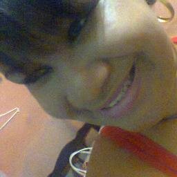 Viver amando, amar sofrendo, sofrer calando e sempre sorrindo.