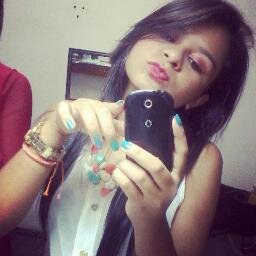 Elα é perfeitα, mαs tem inúmeros defeitos. Elα fαlα αlto, gritα, dá gαrgαlhαdαs, mas se fαz de tímidα. Elα é sαntα, mαs sabe provocαr ★