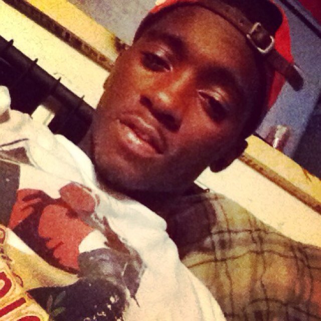 Feel like I'm all alone by ikno a got my ppls wit me FUCK FRENDS ALL DET SHD wen i make it my whole family make it!!